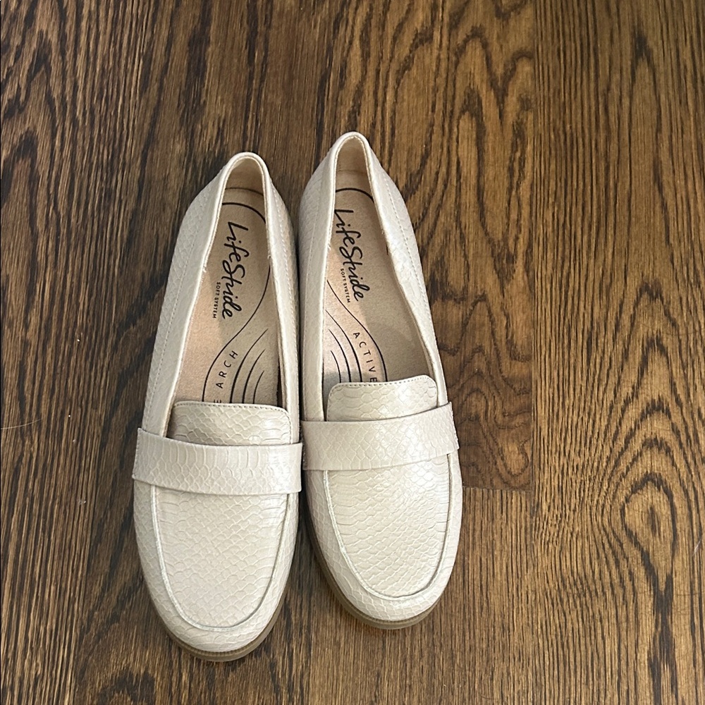 Life Stride Women's Textured Cream Loafers 9